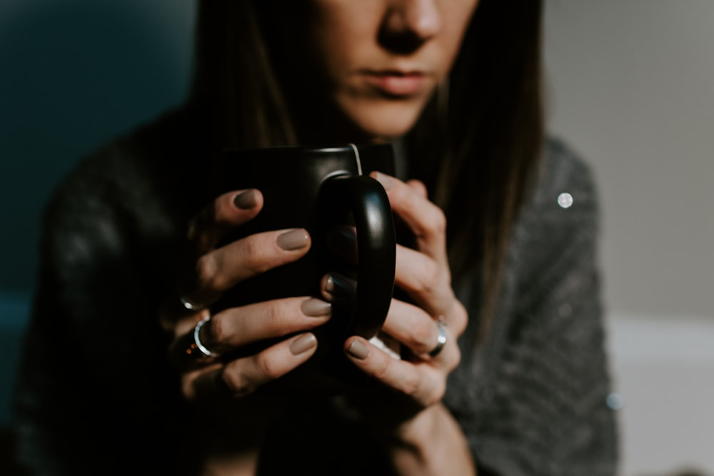 A woman holding a mug before getting adoctor’s note online