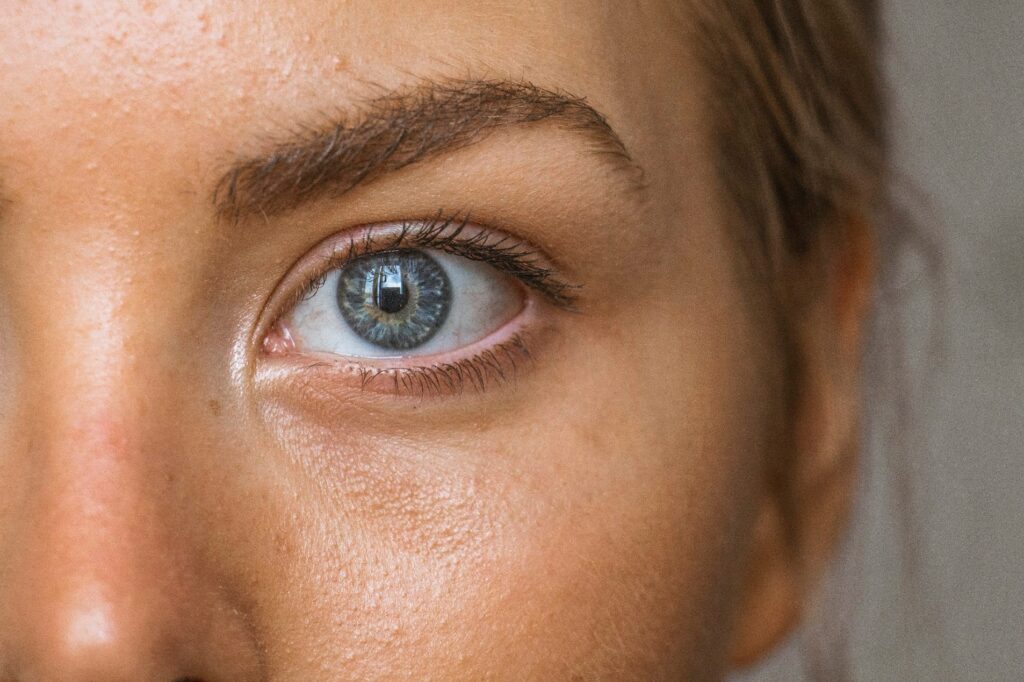 Healthy eye close-up for comparison with conjunctivitis symptoms
